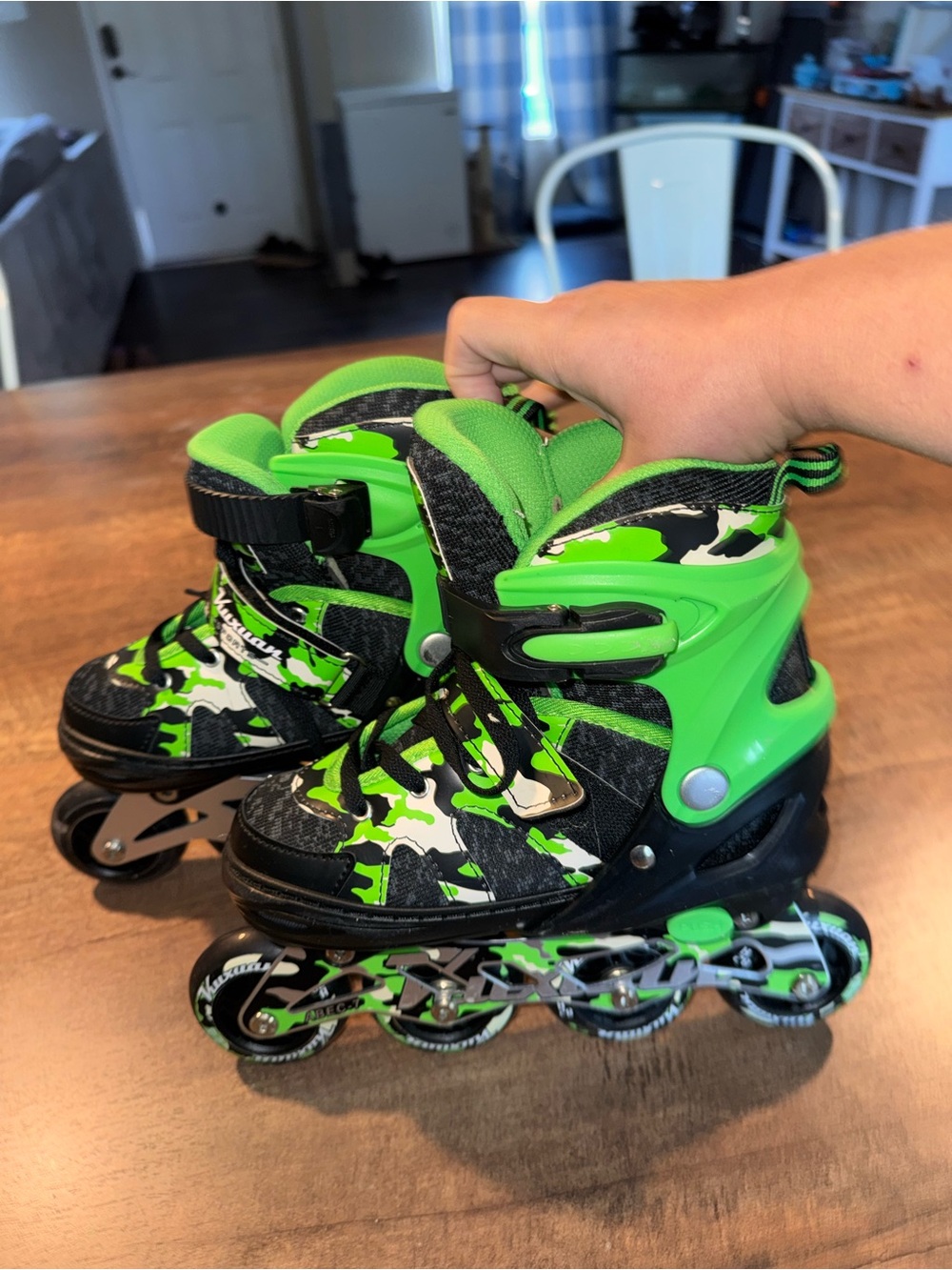 Kuxuan Adjustable Inline Skates Light Up Wheels Green Camo Roller Blades - Picture 4 of 7